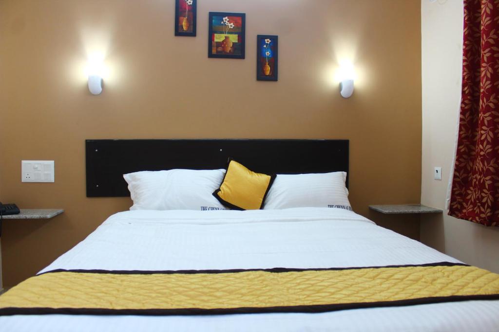 Postel nebo postele na pokoji v ubytování THE CHENNAI INN