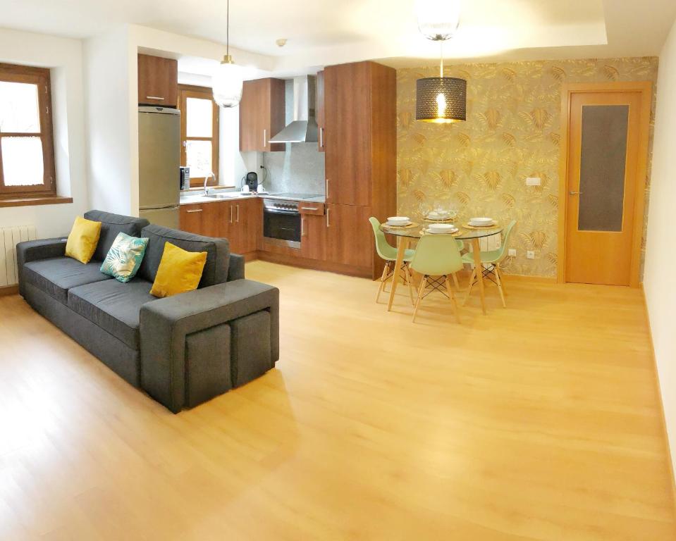 a living room with a couch and a table at Apartamento Casa Chloe in Benasque