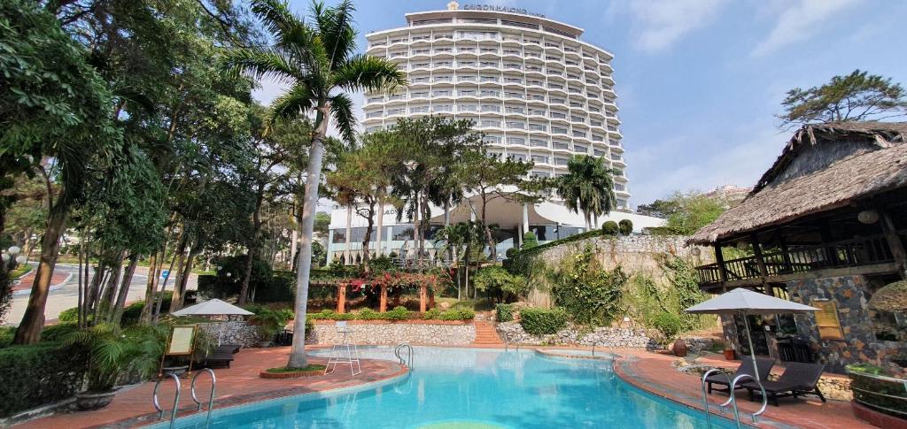 un hotel con piscina frente a un edificio en Sai Gon Ha Long Hotel en Ha Long