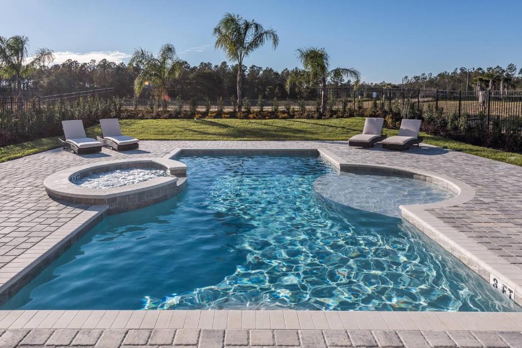 una piscina con spa y tumbonas en Encore Resort 5 Bedroom Vacation Home with Pool (2100), en Orlando