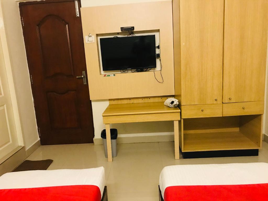 TV a/nebo společenská místnost v ubytování Hotel Half Moon Chennai