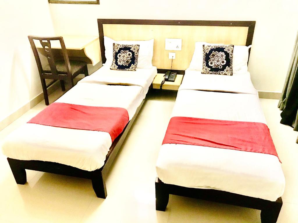 Postel nebo postele na pokoji v ubytování Hotel Half Moon Chennai