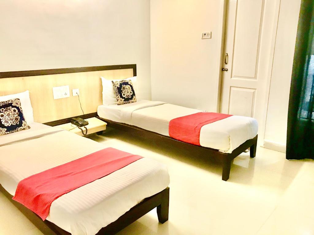 Postel nebo postele na pokoji v ubytování Hotel Half Moon Chennai