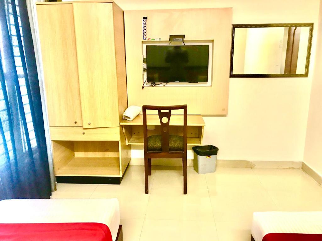 TV a/nebo společenská místnost v ubytování Hotel Half Moon Chennai