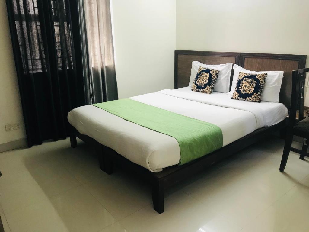 Postel nebo postele na pokoji v ubytování Hotel Half Moon Chennai