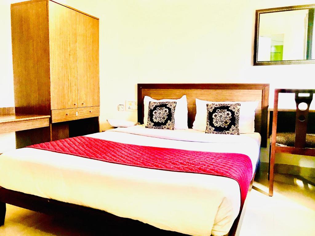 Postel nebo postele na pokoji v ubytování Hotel Half Moon Chennai