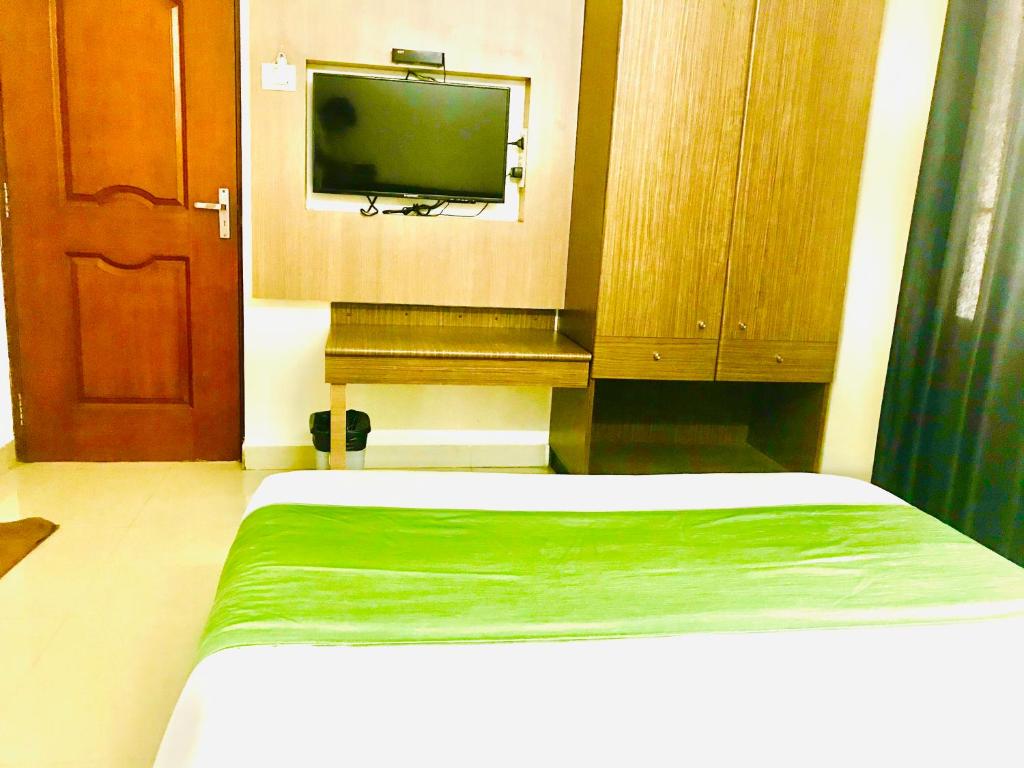 TV a/nebo společenská místnost v ubytování Hotel Half Moon Chennai