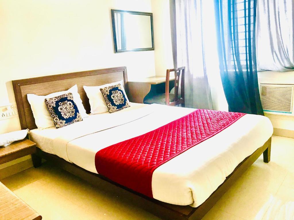 Postel nebo postele na pokoji v ubytování Hotel Half Moon Chennai