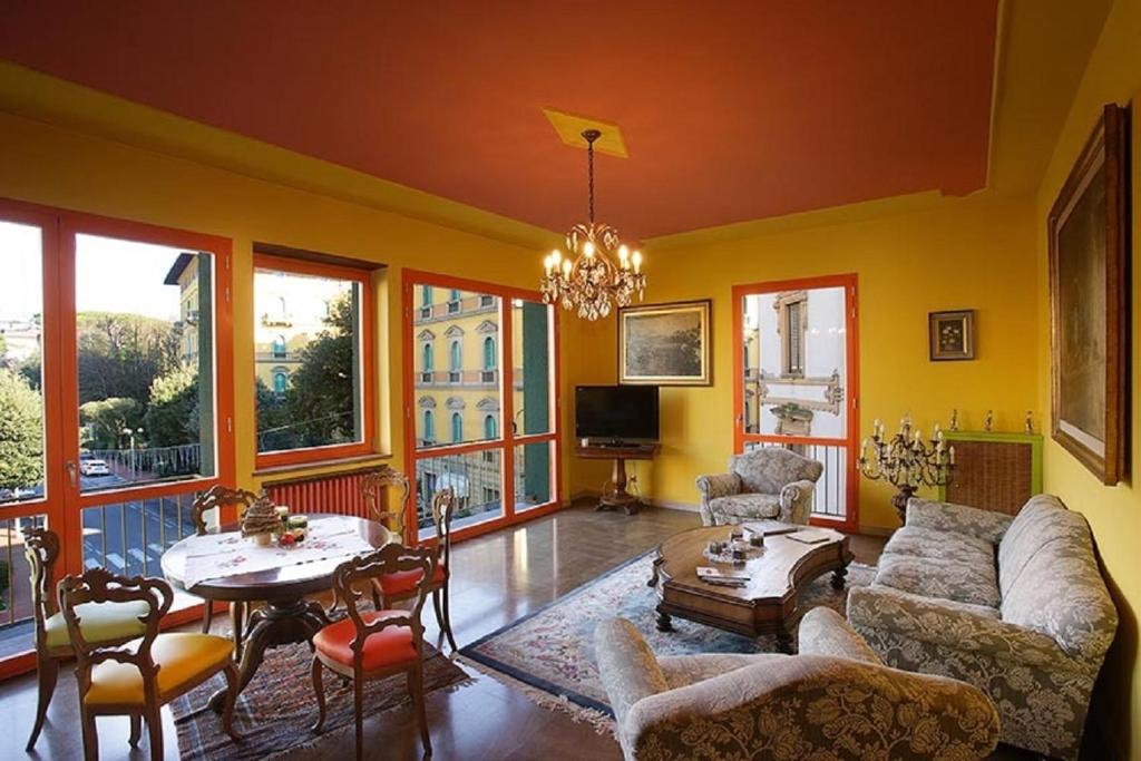salon z kanapą i stołem w obiekcie Benvenuti A Casa Incerpi w Montecatini Terme