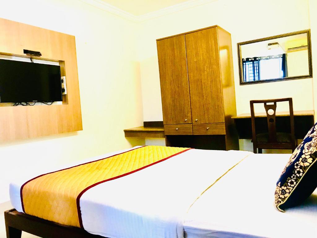 TV a/nebo společenská místnost v ubytování Hotel Half Moon Chennai