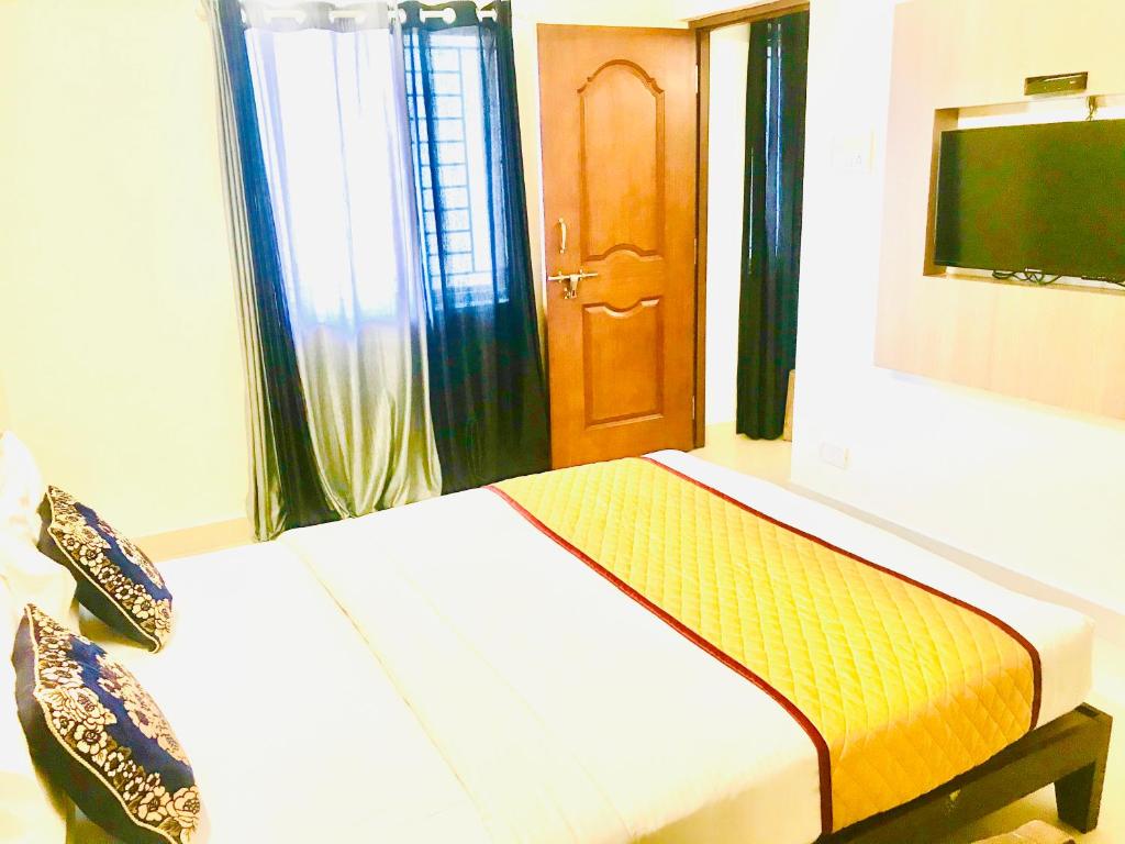 Postel nebo postele na pokoji v ubytování Hotel Half Moon Chennai