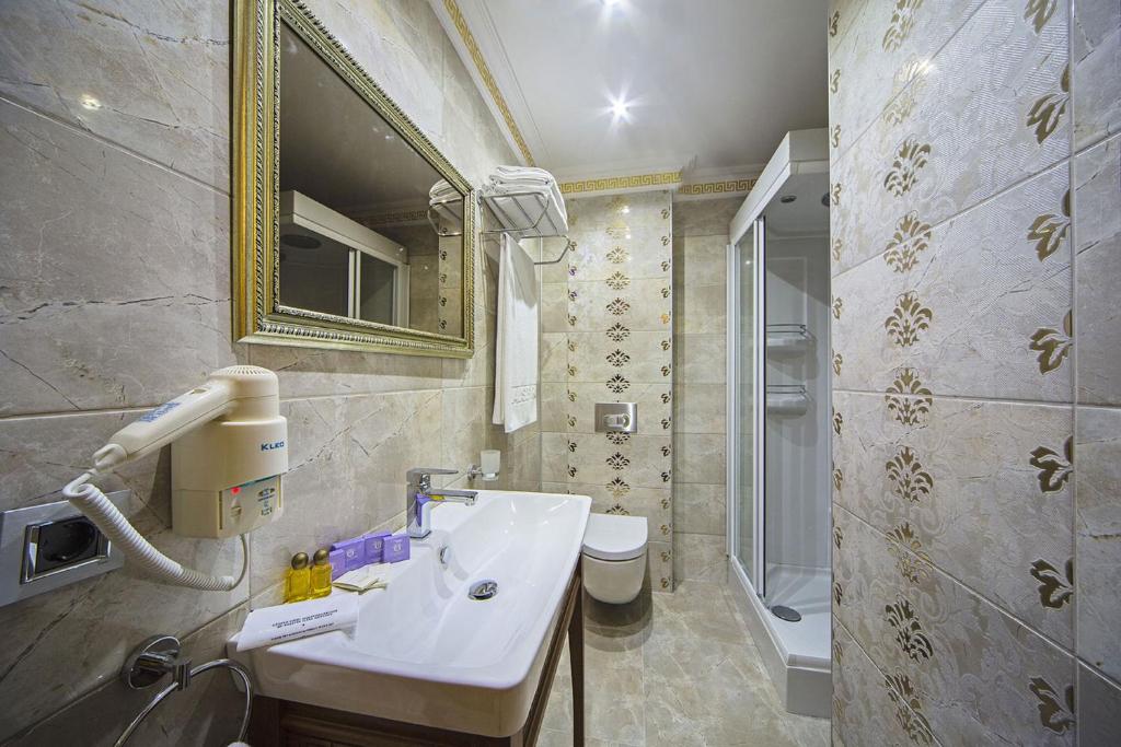 Kamar mandi di Lausos Palace Hotel Şişli