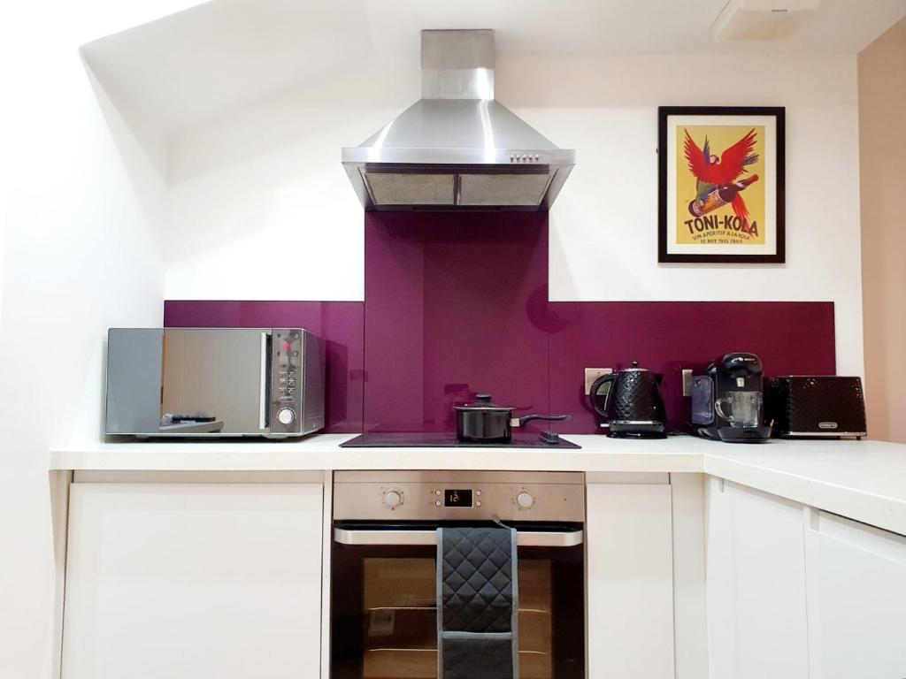 Kuchyň nebo kuchyňský kout v ubytování Cosy & Bright 2 Bedroom Apartment in Newbury Town Centre - SLEEPS 7