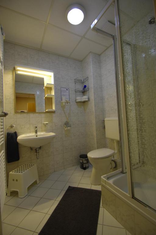 Koupelna v ubytování Hotel Vadászkürt Superior