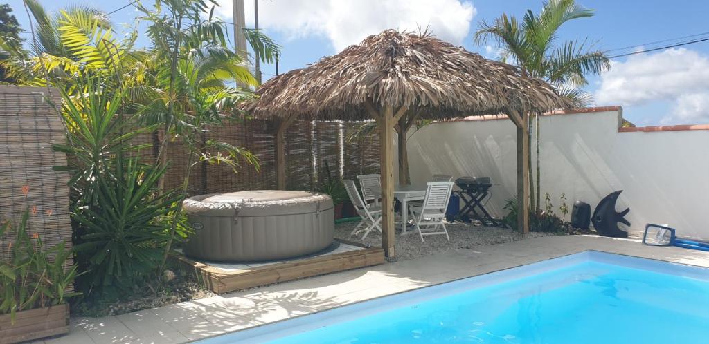 Bazén v ubytování Canne à sucre Martinique nebo v jeho okolí