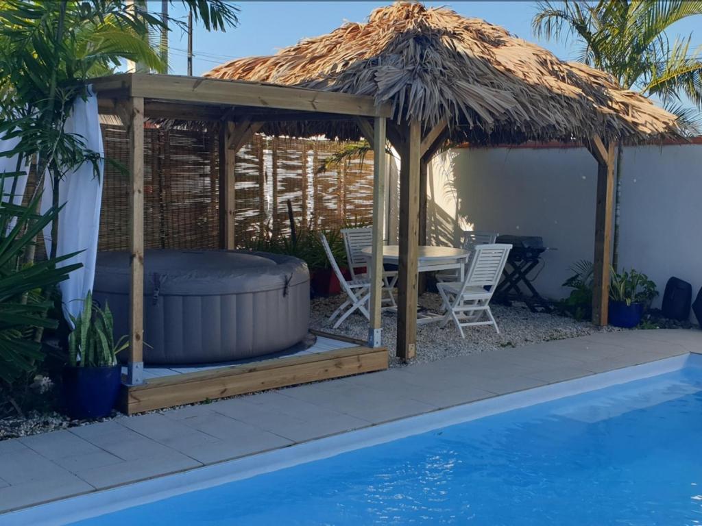 Bazén v ubytování Gite Corossol Martinique nebo v jeho okolí