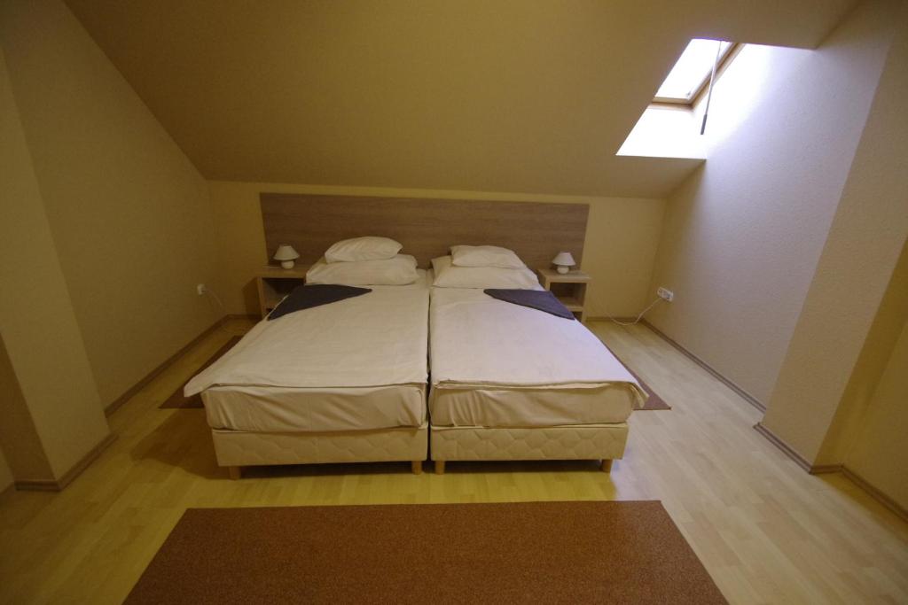 Postel nebo postele na pokoji v ubytování Hotel Vadászkürt Superior