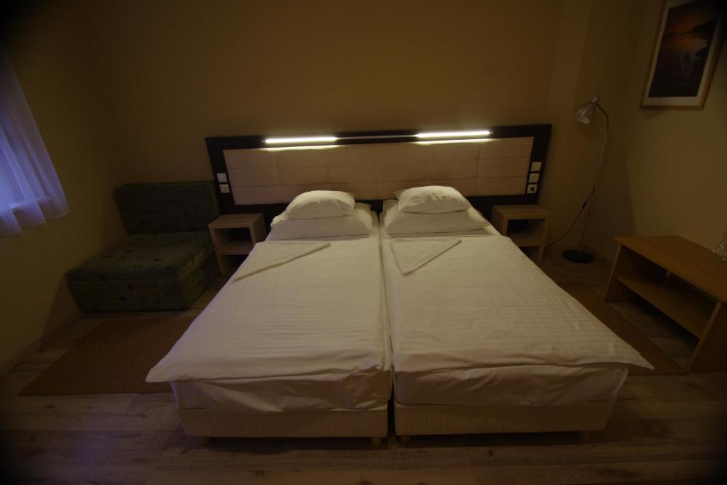 Postel nebo postele na pokoji v ubytování Hotel Vadászkürt Superior