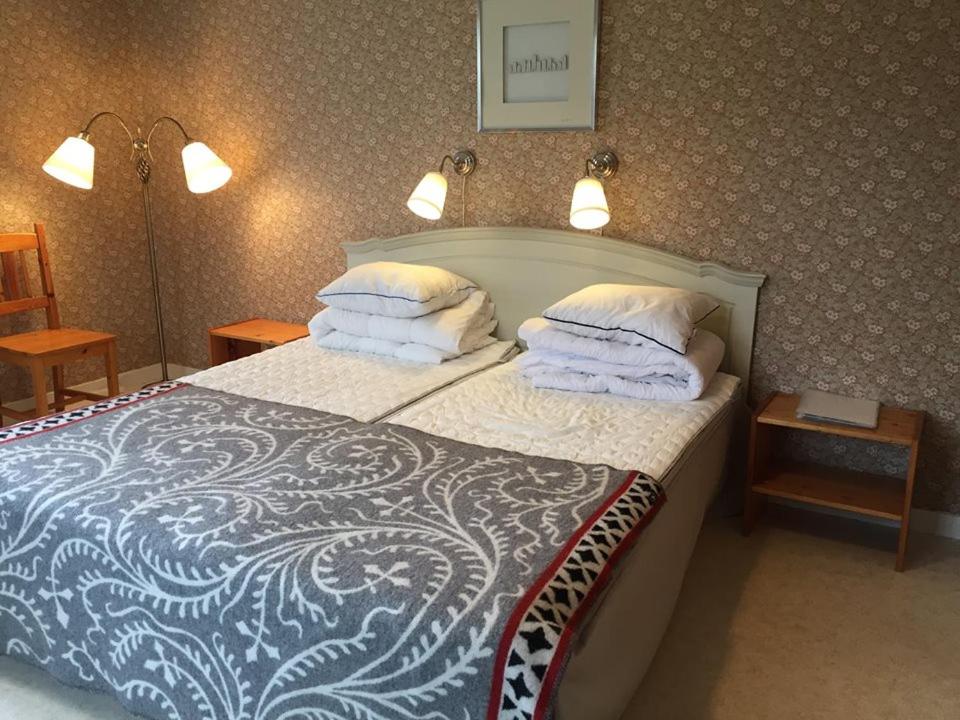 1 dormitorio con 1 cama con toallas en Hajstorp Slusscafé & Vandrarhem, en Töreboda