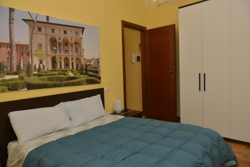 um quarto com uma cama com um quadro na parede em RIETINN em Rieti