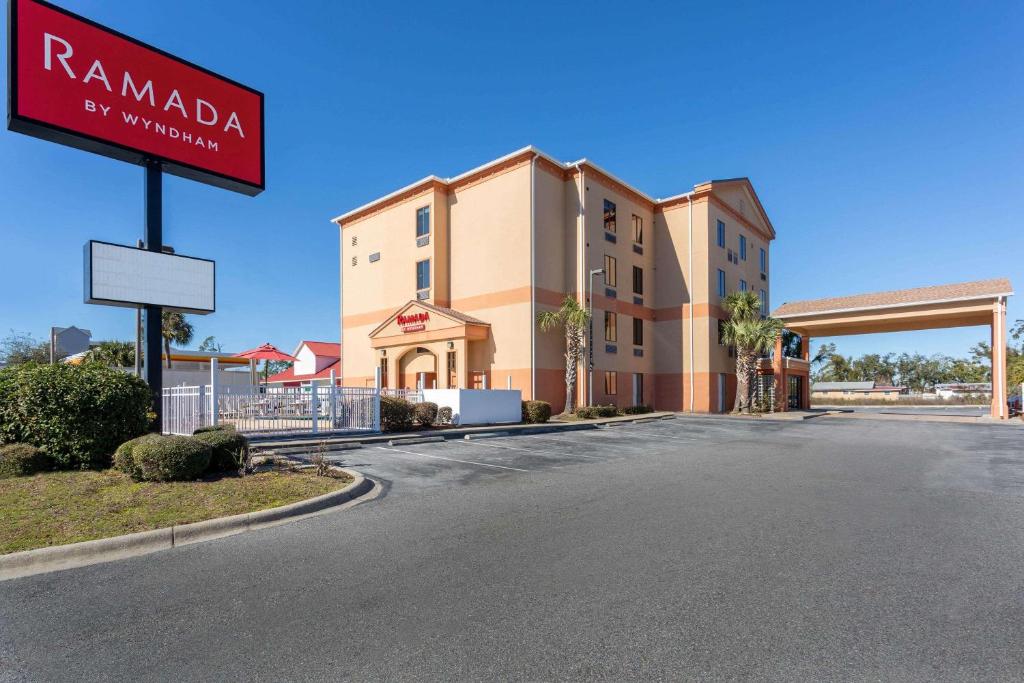 Ramada by Wyndham Panama City في مدينة باناما: علامة الشارع أمام المبنى