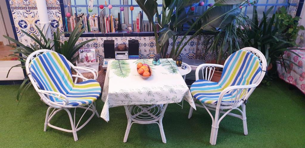 - une table avec deux chaises et une table avec des fruits dans l'établissement Casa Amelia, à Roquetas de Mar