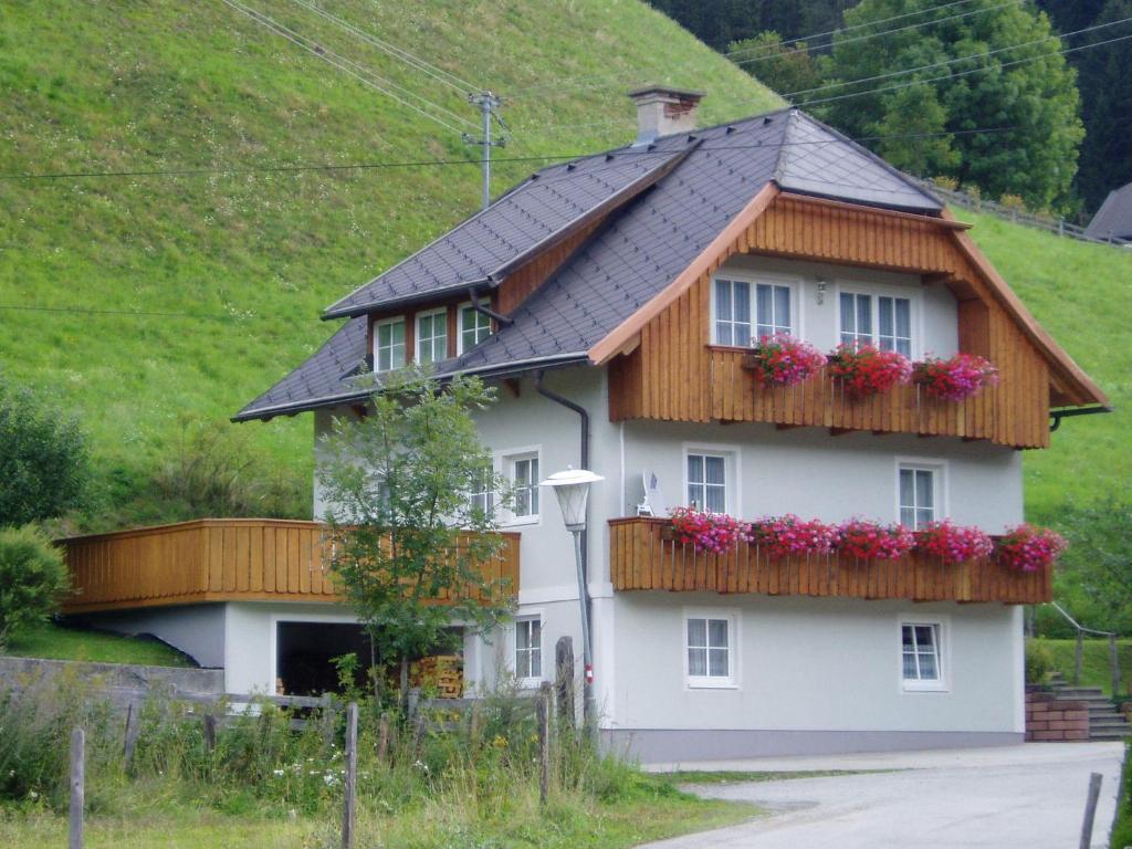ein Haus mit Blumen auf den Balkonen in der Unterkunft Ferienhaus Leeb in Patergassen