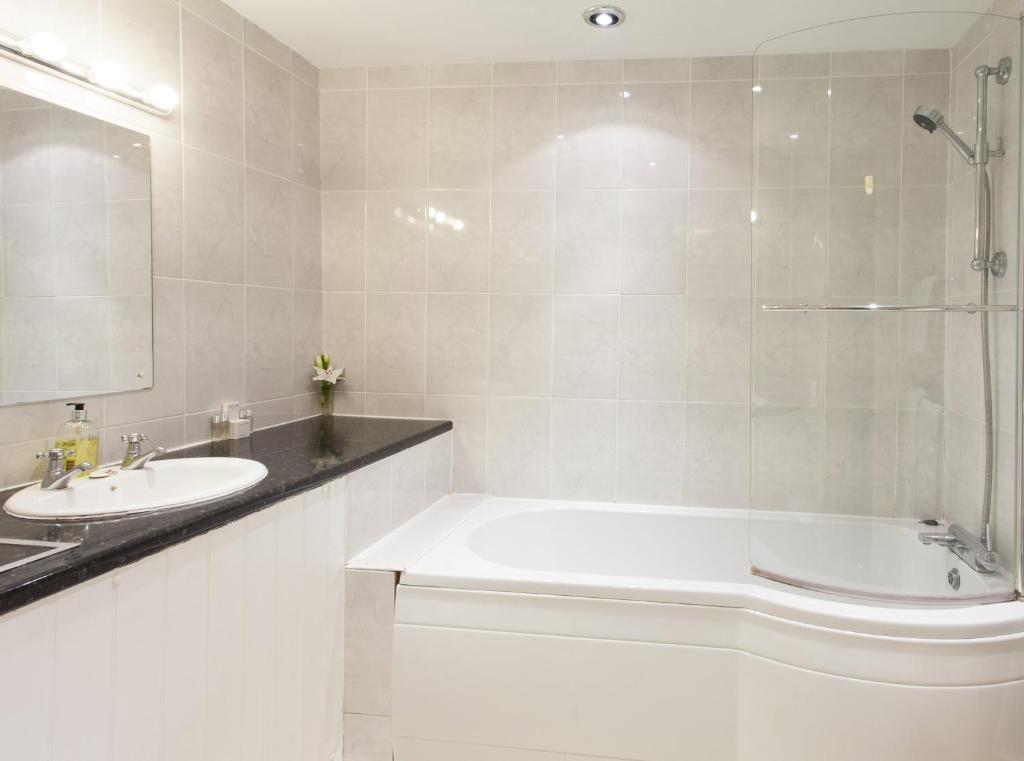 The Walnut Tree Inn - Family Room (2 Adults + 2 Children)