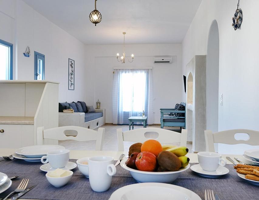 - une table avec un bol de fruits dans l'établissement Flora Apartments, à Drios