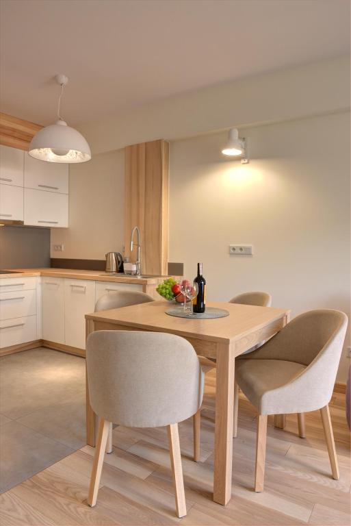 Kuchyň nebo kuchyňský kout v ubytování Apartamenty KORAL