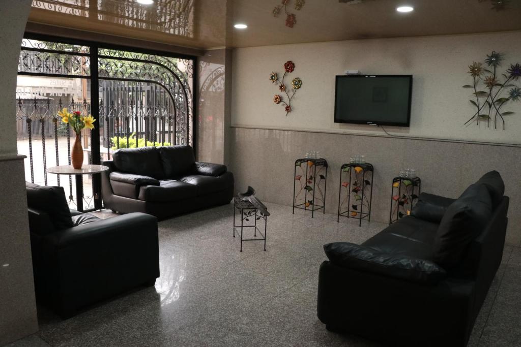 TV a/nebo společenská místnost v ubytování Hoteles Bogotá Inn Park Way