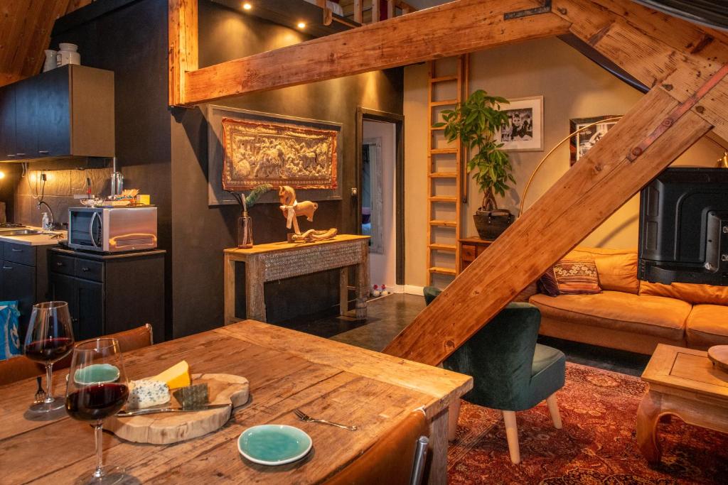 een keuken en een woonkamer met een houten tafel bij City Apartments Gorinchem in Gorinchem