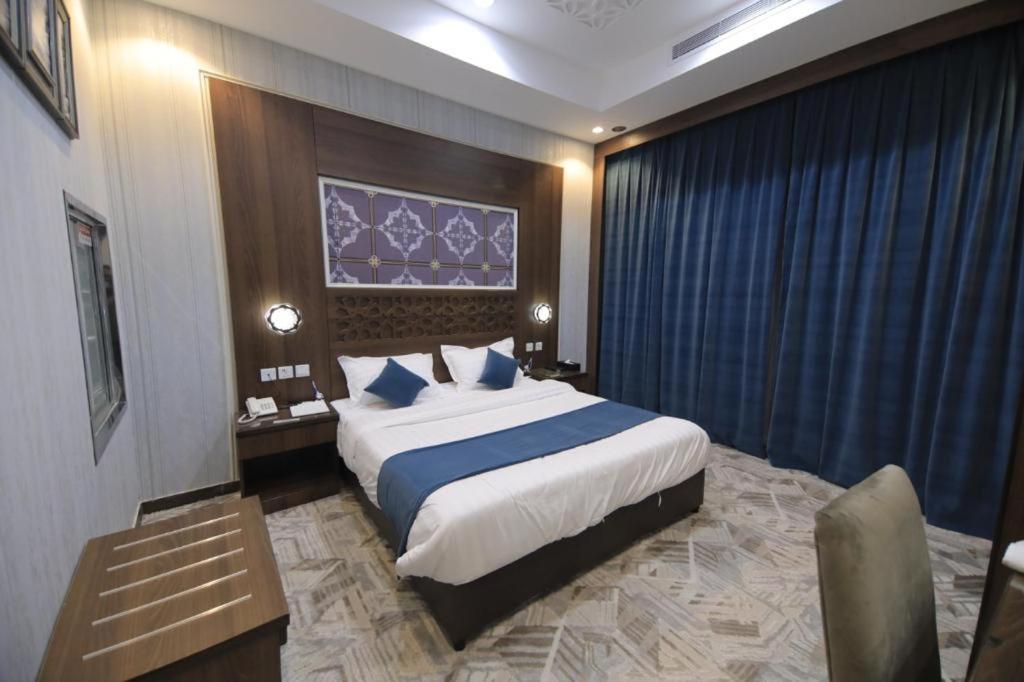sypialnia z dużym łóżkiem w pokoju w obiekcie قست العصر للشقق المخدومة w mieście Dżudda