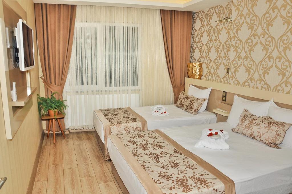 Cette chambre comprend 2 lits et une fenêtre. dans l'établissement EViM HOTEL, à Çorlu