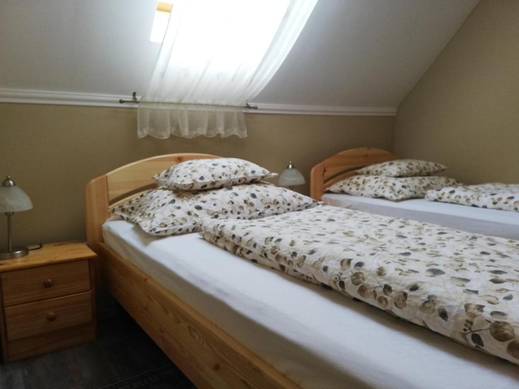 Postel nebo postele na pokoji v ubytování Bóbita Apartmanház