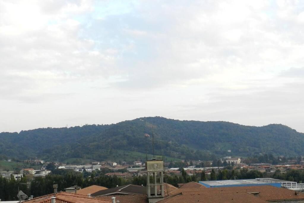Blick auf eine Stadt mit einem Berg im Hintergrund in der Unterkunft Alzano Panorama in Alzano Lombardo