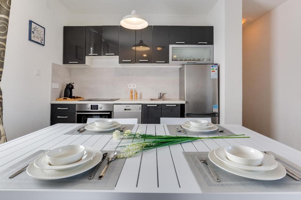 Kuchyňa alebo kuchynka v ubytovaní Apartmani Kaštelina