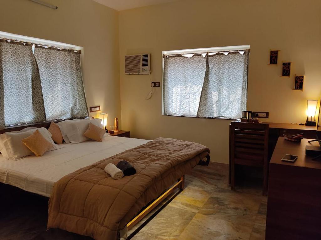 um quarto com uma cama com um urso de peluche em Marttik Gardens em Jhārgrām