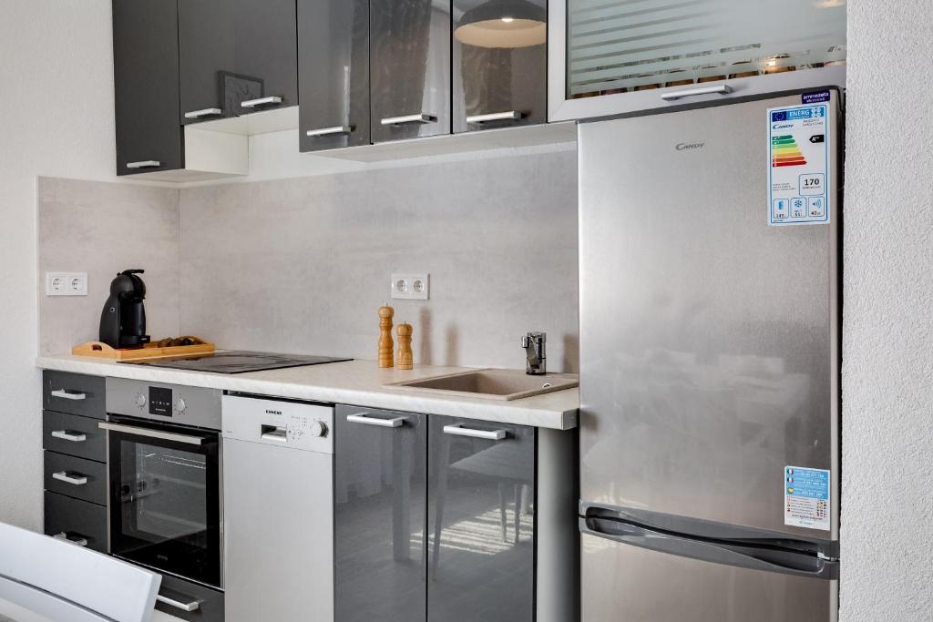 Kuchyňa alebo kuchynka v ubytovaní Apartmani Kaštelina