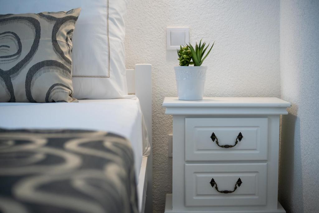 Posteľ alebo postele v izbe v ubytovaní Apartmani Kaštelina