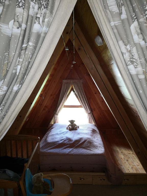Postel nebo postele na pokoji v ubytování le chalet pointu de capucine