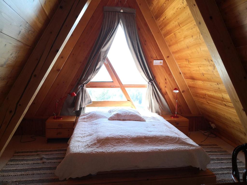 Postel nebo postele na pokoji v ubytování le chalet pointu de capucine