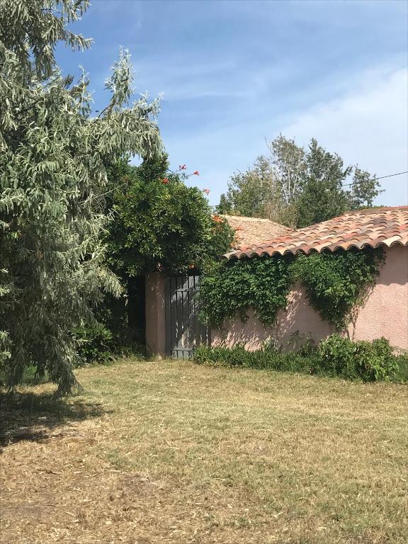 une maison avec une clôture à côté d'une cour dans l'établissement Maylou Baan, à Marseillan