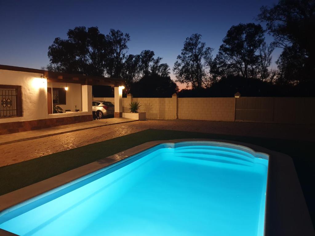 una piscina in un cortile posteriore di notte di BAMBÚ · Casa rural en Vejer con piscina privada a Vejer de la Frontera