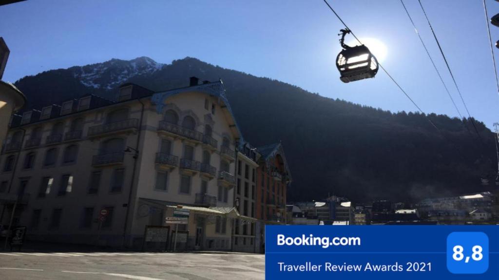 un remonte sobre un edificio con montaña en Appartement idéalement situé wifi disponible, en Cauterets