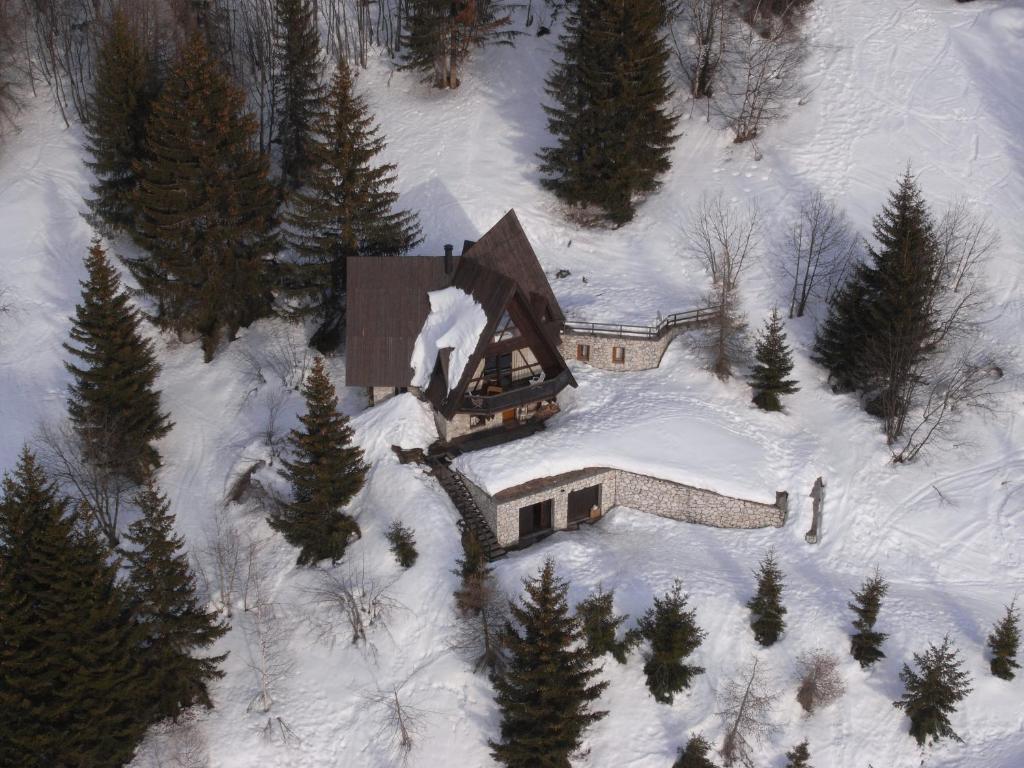 an aerial view of a house covered in snow at le chalet pointu de capucine in Bourg-Saint-Maurice