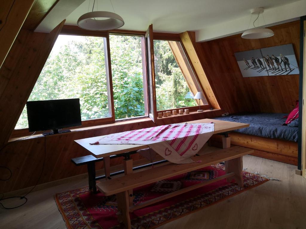 TV a/nebo společenská místnost v ubytování le chalet pointu de capucine
