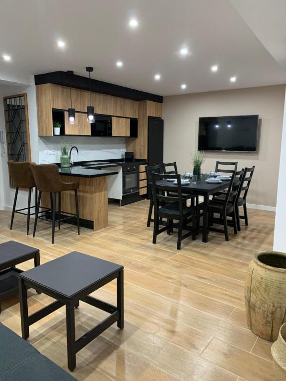 a kitchen and dining room with tables and chairs at UIM Mediterraneo Buenavista Wifi in Puerto de Sagunto