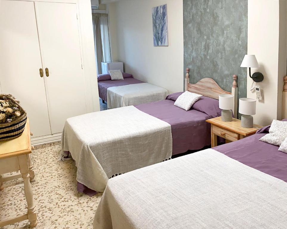 Postel nebo postele na pokoji v ubytování Hostal Azahara