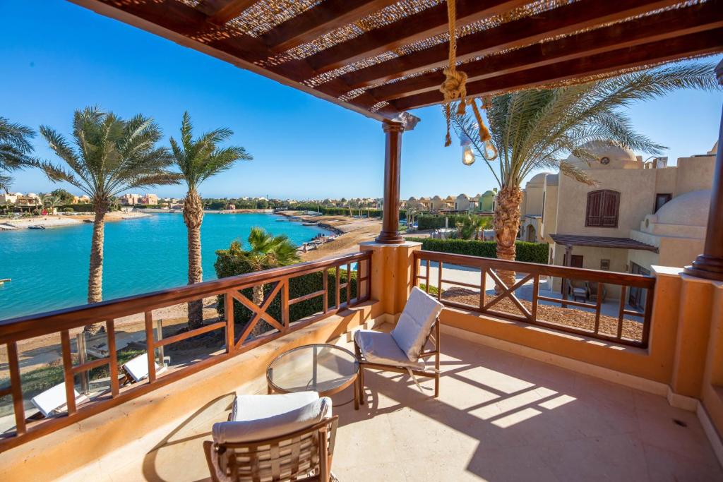 ハルガダにあるCharming Lagoon Villa with pool Egyptian Style -Sabina 117の海の景色を望むバルコニー(椅子付)